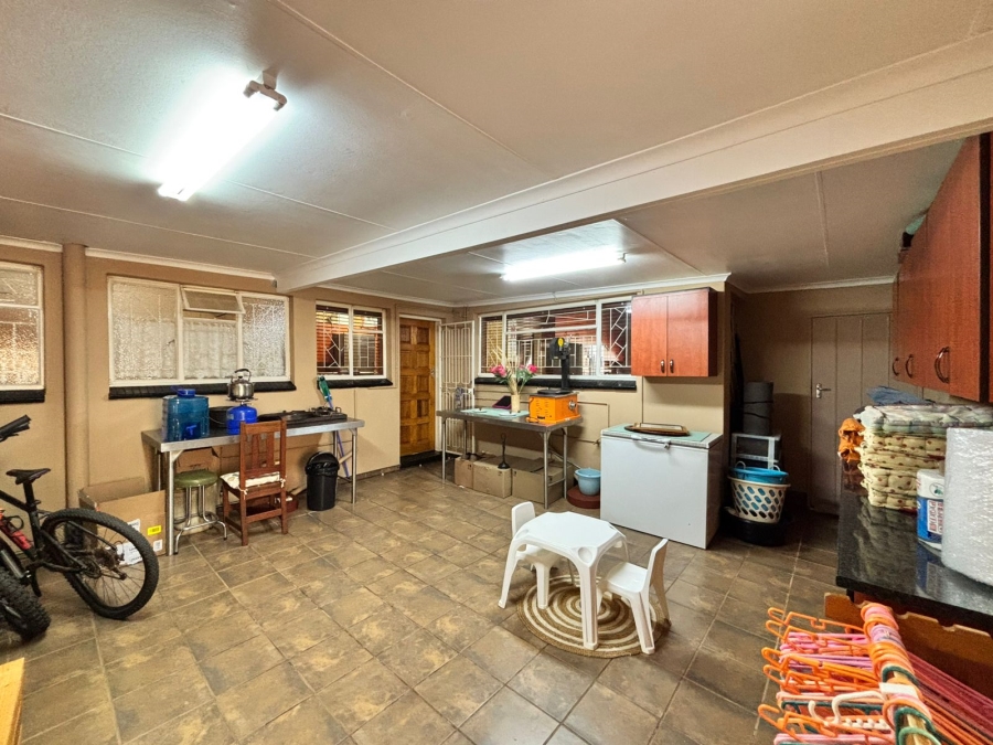 6 Bedroom Property for Sale in Flamwood North West